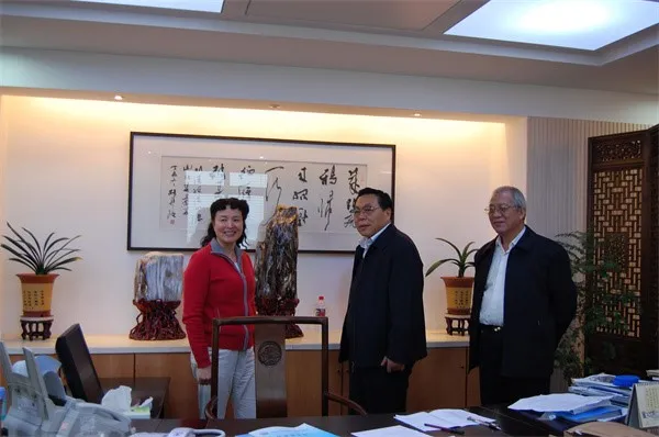 Chief Scientist of China's Moon Landing Programme and Secretary General of the Chinese Academy of Sciences discusses the strange stones with Chairman Zhou Fang
